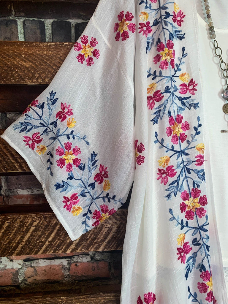 IT'S LOVE AT FIRST SIGHT FLORAL EMBROIDERED KIMONO WHITE